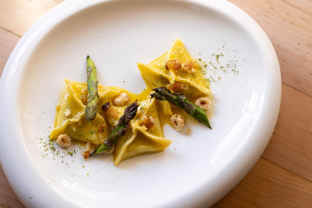 Fagottini di asparagi,caprino e nocciole tostate in salsa carbonara